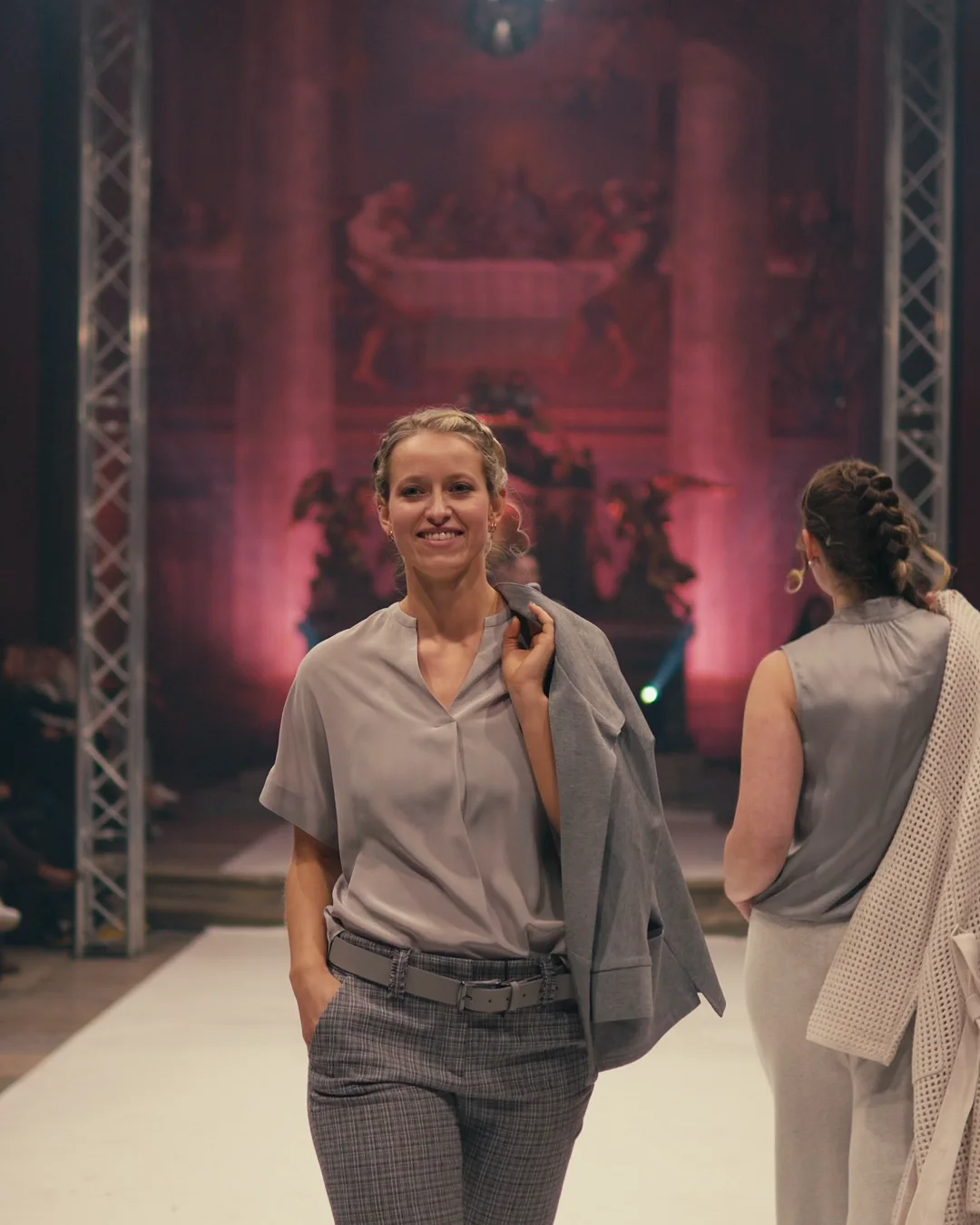 Model im grauen Herbst-Look am Laufsteg